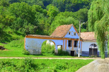 Tipik kırsal manzara ve köylü evlerde Floresti, Sakson köyde komün Chirpr Sibiu County, Transilvanya, Romanya.