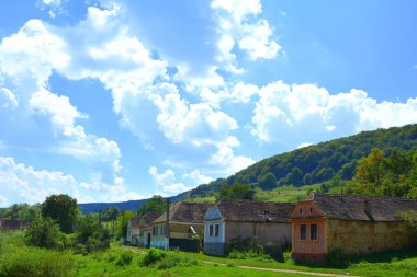 Tipik kırsal manzara ve köylü evlerde Floresti, Sakson köyde komün Chirpr Sibiu County, Transilvanya, Romanya.
