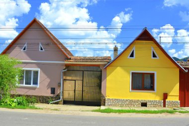 Tipik kırsal manzara ve köylü evlerde Floresti, Sakson köyde komün Chirpr Sibiu County, Transilvanya, Romanya.