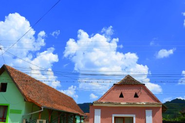Tipik kırsal manzara ve köylü evlerde Floresti, Sakson köyde komün Chirpr Sibiu County, Transilvanya, Romanya.