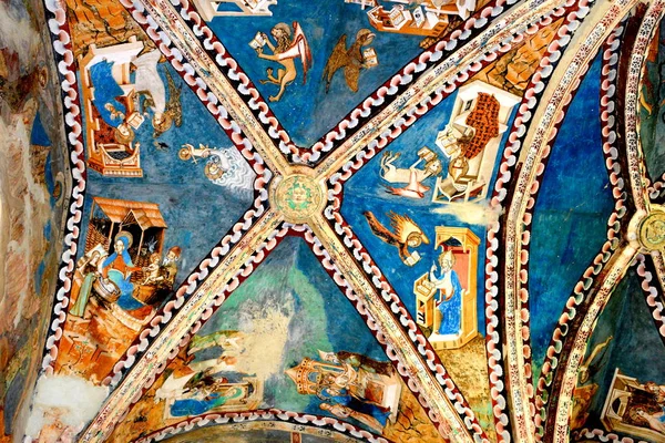 Malancrav köyünde müstahkem ortaçağ kilise olağandışı simgeler. Burada bazı Transylvania'da en önemli Gotik duvar resimleri.