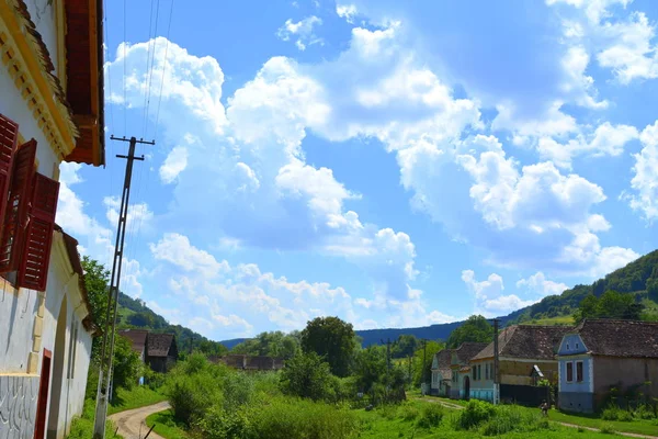 Tipik kırsal manzara ve köylü evlerde Floresti, Sakson köyde komün Chirpr Sibiu County, Transilvanya, Romanya.