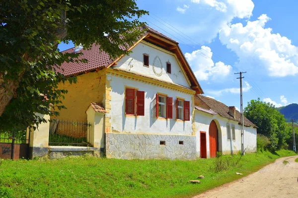 Floresti シビウ県 ルーマニア トランシルバニアから Chirpr のコミューンのサクソン村の典型的な農村風景や農民住宅 — ストック写真