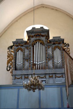 Organ, banklar, heykeller. Carta Kilisesi Ortaçağ manastır içinde. Transilvanya Ortaçağ manastır manastırda kalıntıları. MKK Manastırı olduğunu bir ara eski manastır (Benedictine) manastırda Romanya'Fgraului bölgesi