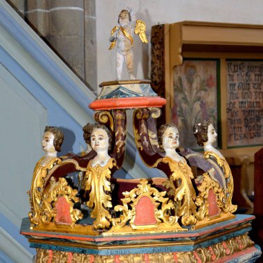 Organ, banklar, heykeller. Carta Kilisesi Ortaçağ manastır içinde. Transilvanya Ortaçağ manastır manastırda kalıntıları. MKK Manastırı olduğunu bir ara eski manastır (Benedictine) manastırda Romanya'Fgraului bölgesi