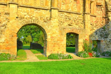 Transilvanya Ortaçağ manastır manastırda kalıntıları. MKK Manastırı olduğunu bir ara eski manastır (Benedictine) manastırda Romanya'Fgraului bölgesi