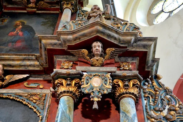 Όργανο Παγκάκια Αγάλματα Μέσα Στο Μεσαιωνικό Μοναστήρι Εκκλησία Της Carta — Φωτογραφία Αρχείου