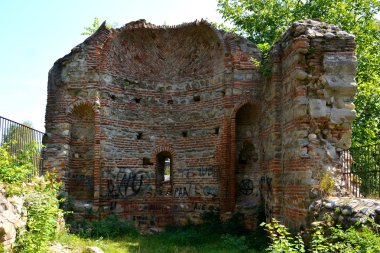 Curtea de Arge'deki bir ortodoks kilisesinin kalıntıları (16. yüzyılın başlarında). Bir Romen Ortodoks katedrali. Curtea de Arge Manastırı'nın arazisinde yer almaktadır.