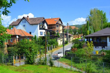 Curtea de Arge Manastırı'nın arazisinde yer alan ve Tanrı'nın Annesi Dormition adanmış şehir Curtea de Arge tipik kentsel peyzaj