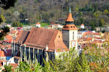 Havadan görünüm. Şehir Brasov, bir kasaba Transilvanya, Romanya, ülkenin merkezinde bulunan tipik kentsel manzara. 300,000 nüfusu.