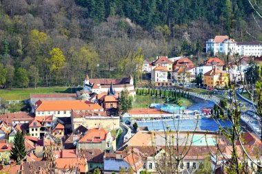 Havadan görünüm. Şehir Brasov, bir kasaba Transilvanya, Romanya, ülkenin merkezinde bulunan tipik kentsel manzara. 300,000 nüfusu.