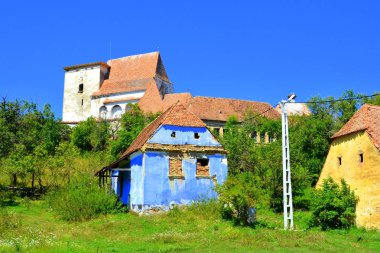 Köy Roades tipik kırsal peyzaj ve köylü evleri (Radeln), Transilvanya, Romanya. Yerleşim Sakson kolonistleri tarafından 12.
