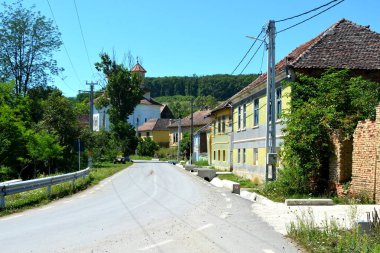 Köy Roades tipik kırsal peyzaj ve köylü evleri (Radeln), Transilvanya, Romanya. Yerleşim Sakson kolonistleri tarafından 12.