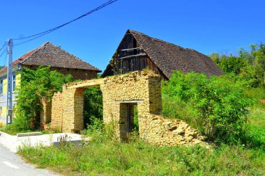 Köy Roades tipik kırsal peyzaj ve köylü evleri (Radeln), Transilvanya, Romanya. Yerleşim Sakson kolonistleri tarafından 12.