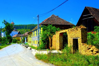 Köy Roades tipik kırsal peyzaj ve köylü evleri (Radeln), Transilvanya, Romanya. Yerleşim Sakson kolonistleri tarafından 12.