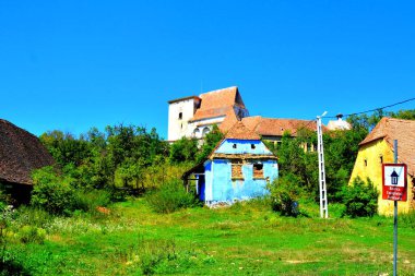 Köy Roades tipik kırsal peyzaj ve köylü evleri (Radeln), Transilvanya, Romanya. Yerleşim Sakson kolonistleri tarafından 12.