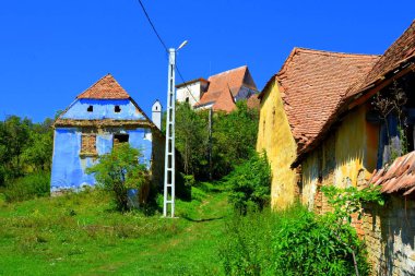 Köy Roades tipik kırsal peyzaj ve köylü evleri (Radeln), Transilvanya, Romanya. Yerleşim Sakson kolonistleri tarafından 12.
