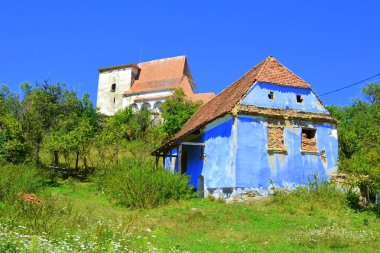 Köy Roades tipik kırsal peyzaj ve köylü evleri (Radeln), Transilvanya, Romanya. Yerleşim Sakson kolonistleri tarafından 12.