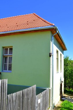 Köy Roades tipik kırsal peyzaj ve köylü evleri (Radeln), Transilvanya, Romanya. Yerleşim Sakson kolonistleri tarafından 12.