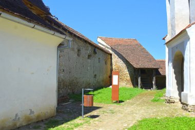 Tipik kırsal peyzaj ve köy Cloaterf (Klosderf, Klosdorf, Nickelsdorf), Transilvanya, Romanya köylü evleri. Yerleşim Sakson kolonistleri tarafından 12.