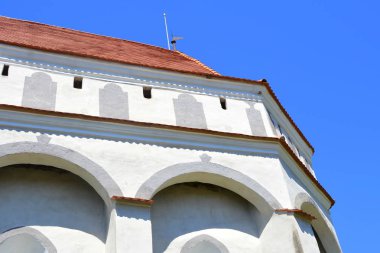 Tipik kırsal peyzaj ve köy Cloaterf (Klosderf, Klosdorf, Nickelsdorf), Transilvanya, Romanya köylü evleri. Yerleşim Sakson kolonistleri tarafından 12.