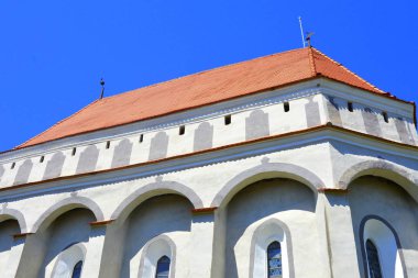 Tipik kırsal peyzaj ve köy Cloaterf (Klosderf, Klosdorf, Nickelsdorf), Transilvanya, Romanya köylü evleri. Yerleşim Sakson kolonistleri tarafından 12.