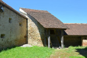 Tipikus vidéki táj és paraszti házak Cloaterf (Klosderf, Klosdorf, Nickelsdorf) községben, Erdély, Románia. A települést a Szász telepesek alapították a 12-edik század közepére.