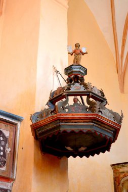 Cloasterf (Klosderf, Klosdorf, Nickelsdorf), Transilvanya, Romanya köyündeki müstahkem ortaçağ sakson evangelik kilisesinin içinde.