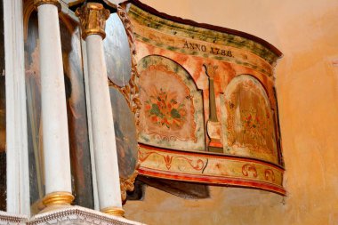 Cloasterf (Klosderf, Klosdorf, Nickelsdorf), Transilvanya, Romanya köyündeki müstahkem ortaçağ sakson evangelik kilisesinin içinde.