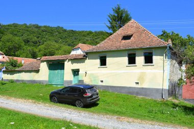 Tipik kırsal peyzaj ve köy Cloaterf (Klosderf, Klosdorf, Nickelsdorf), Transilvanya, Romanya köylü evleri. Yerleşim Sakson kolonistleri tarafından 12.