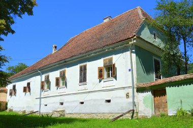 Tipik kırsal peyzaj ve köy Cloaterf (Klosderf, Klosdorf, Nickelsdorf), Transilvanya, Romanya köylü evleri. Yerleşim Sakson kolonistleri tarafından 12.