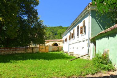 Köy Mesendorf tipik kırsal peyzaj ve köylü evleri (Meschenderf, Meschendorf, Mesche), Transilvanya, Romanya. Yerleşim Sakson kolonistleri tarafından 12.