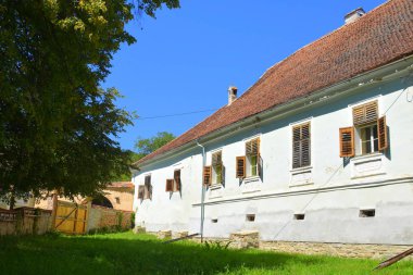Köy Mesendorf tipik kırsal peyzaj ve köylü evleri (Meschenderf, Meschendorf, Mesche), Transilvanya, Romanya. Yerleşim Sakson kolonistleri tarafından 12.