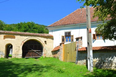 Köy Mesendorf tipik kırsal peyzaj ve köylü evleri (Meschenderf, Meschendorf, Mesche), Transilvanya, Romanya. Yerleşim Sakson kolonistleri tarafından 12.