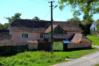 Köy Mesendorf tipik kırsal peyzaj ve köylü evleri (Meschenderf, Meschendorf, Mesche), Transilvanya, Romanya. Yerleşim Sakson kolonistleri tarafından 12.