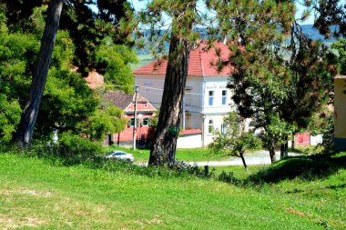 Köy Mesendorf tipik kırsal peyzaj ve köylü evleri (Meschenderf, Meschendorf, Mesche), Transilvanya, Romanya. Yerleşim Sakson kolonistleri tarafından 12.