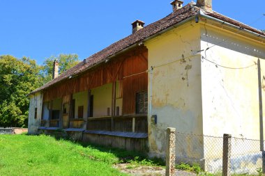 Köy Mesendorf tipik kırsal peyzaj ve köylü evleri (Meschenderf, Meschendorf, Mesche), Transilvanya, Romanya. Yerleşim Sakson kolonistleri tarafından 12.