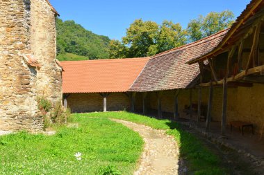 Köy Mesendorf tipik kırsal peyzaj ve köylü evleri (Meschenderf, Meschendorf, Mesche), Transilvanya, Romanya. Yerleşim Sakson kolonistleri tarafından 12.