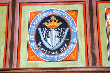 Cloasterf (Klosderf, Klosdorf, Nickelsdorf), Transilvanya, Romanya köyündeki müstahkem ortaçağ sakson evangelik kilisesinin kilisesinin içinde. Organ, minber, dekor.