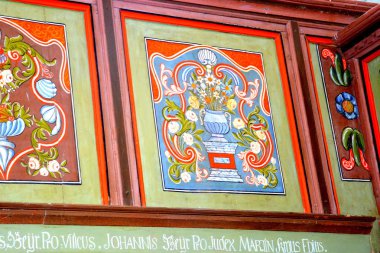 Cloasterf (Klosderf, Klosdorf, Nickelsdorf), Transilvanya, Romanya köyündeki müstahkem ortaçağ sakson evangelik kilisesinin kilisesinin içinde. Organ, minber, dekor.