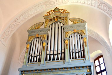 Cloasterf (Klosderf, Klosdorf, Nickelsdorf), Transilvanya, Romanya köyündeki müstahkem ortaçağ sakson evangelik kilisesinin kilisesinin içinde. Organ, minber, dekor.