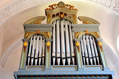 Cloasterf (Klosderf, Klosdorf, Nickelsdorf), Transilvanya, Romanya köyündeki müstahkem ortaçağ sakson evangelik kilisesinin kilisesinin içinde. Organ, minber, dekor.