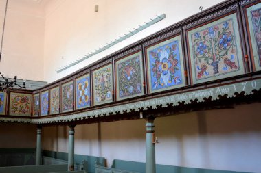 Cloasterf (Klosderf, Klosdorf, Nickelsdorf), Transilvanya, Romanya köyündeki müstahkem ortaçağ sakson evangelik kilisesinin kilisesinin içinde. Organ, minber, dekor.