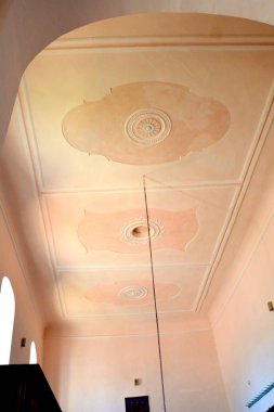 Cloasterf (Klosderf, Klosdorf, Nickelsdorf), Transilvanya, Romanya köyündeki müstahkem ortaçağ sakson evangelik kilisesinin kilisesinin içinde. Organ, minber, dekor.