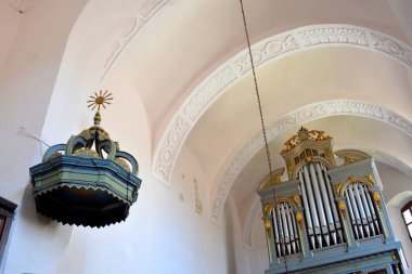 Cloasterf (Klosderf, Klosdorf, Nickelsdorf), Transilvanya, Romanya köyündeki müstahkem ortaçağ sakson evangelik kilisesinin kilisesinin içinde. Organ, minber, dekor.