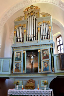Cloasterf (Klosderf, Klosdorf, Nickelsdorf), Transilvanya, Romanya köyündeki müstahkem ortaçağ sakson evangelik kilisesinin kilisesinin içinde. Organ, minber, dekor.