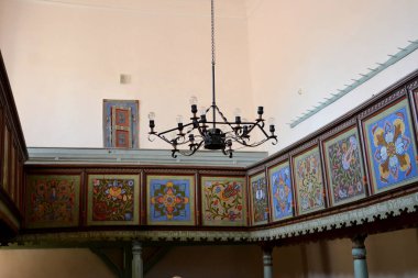 Cloasterf (Klosderf, Klosdorf, Nickelsdorf), Transilvanya, Romanya köyündeki müstahkem ortaçağ sakson evangelik kilisesinin kilisesinin içinde. Organ, minber, dekor.