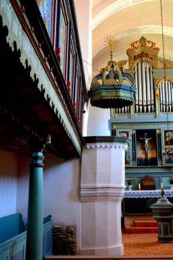 Cloasterf (Klosderf, Klosdorf, Nickelsdorf), Transilvanya, Romanya köyündeki müstahkem ortaçağ sakson evangelik kilisesinin kilisesinin içinde. Organ, minber, dekor.