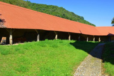 Köy Mesendorf tipik kırsal peyzaj ve köylü evleri (Meschenderf, Meschendorf, Mesche), Transilvanya, Romanya. Yerleşim Sakson kolonistleri tarafından 12.