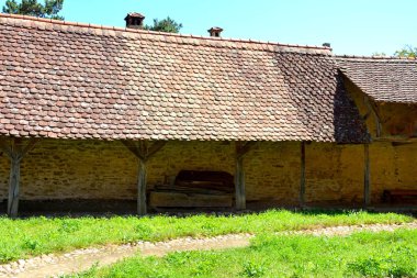 Köy Mesendorf tipik kırsal peyzaj ve köylü evleri (Meschenderf, Meschendorf, Mesche), Transilvanya, Romanya. Yerleşim Sakson kolonistleri tarafından 12.